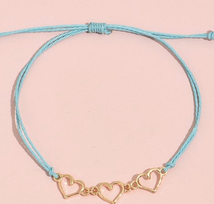 Touwtje armband met 3 hartjes | blauw