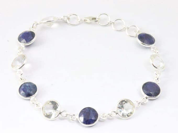 Zilveren armband met blauwe saffier en bergkristal