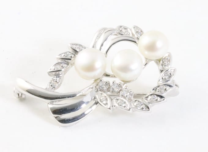 Hoogglans zilveren broche met parels en witte topaas