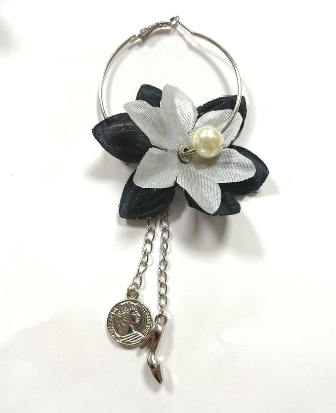 Statement oorbel met bloem - 15 Centimeter - Zwart, grijs, zilverkleurig - Damesdingetjes