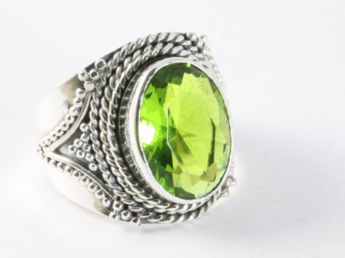 Bewerkte zilveren ring met peridoot - maat 19