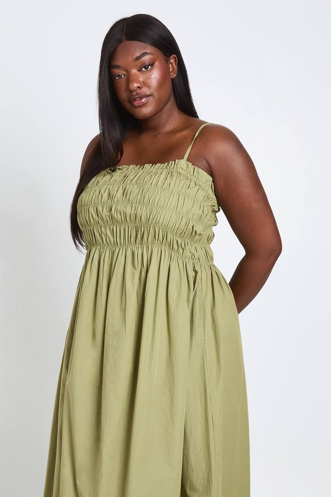 boohoo Dames Plus Katoenen Popeline Gesmockte Bandjes Maxi Jurk | Licht Kaki | Maat: 44