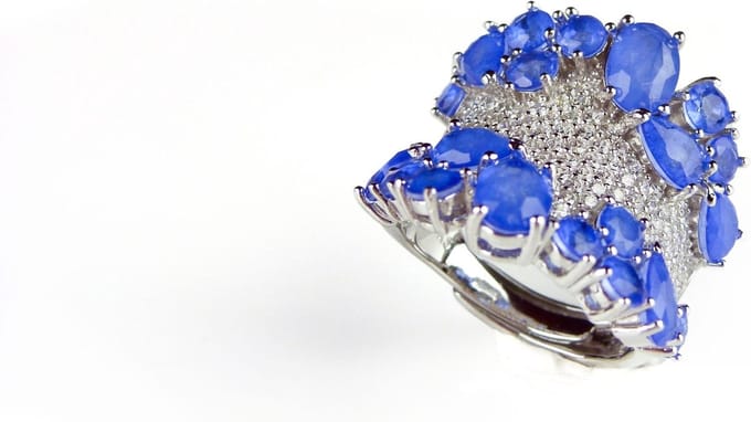 Brede zilveren ring blauwe stenen en cubic zirconia