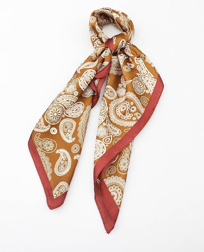 Dames neksjaal Elly-paisleymotief-bruin wit-70x70-vierkant model