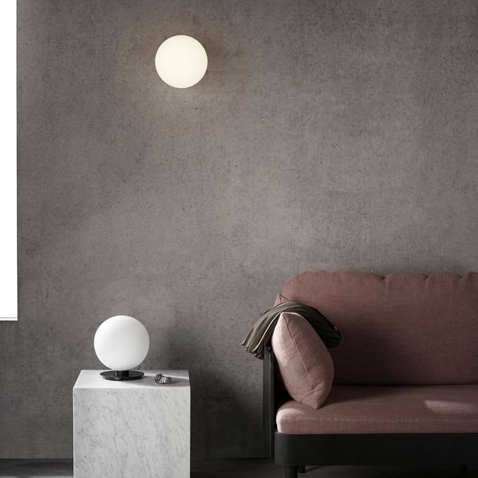 Audo TR Plafond- en Wandlamp Geborsteld Messing met Mat Opalen Lamp