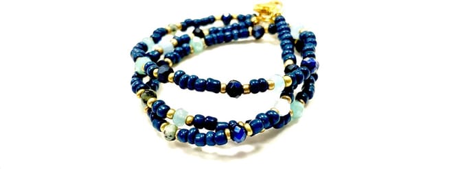 Korte ketting blauw met goud en edelsteentjes