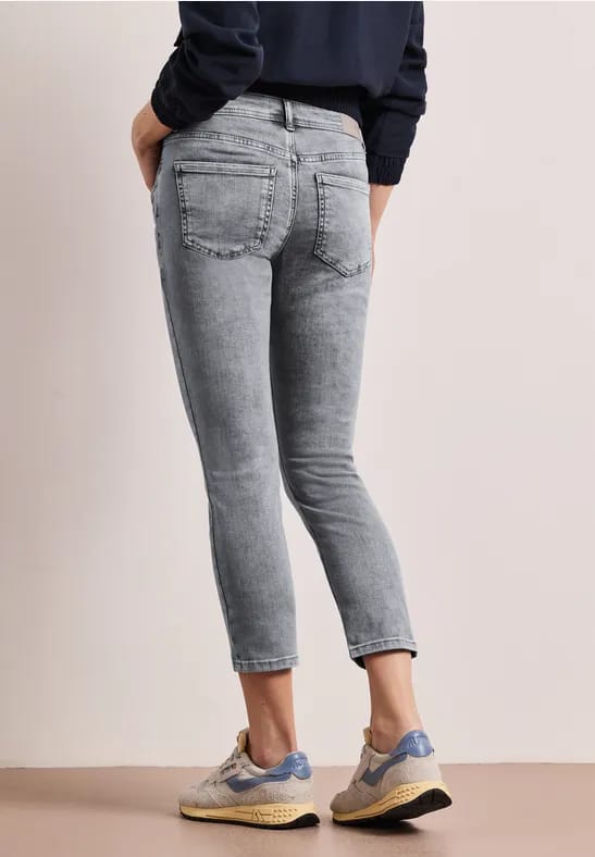 7/8 Mid Waist Slim Legs jeans in Slim Fit