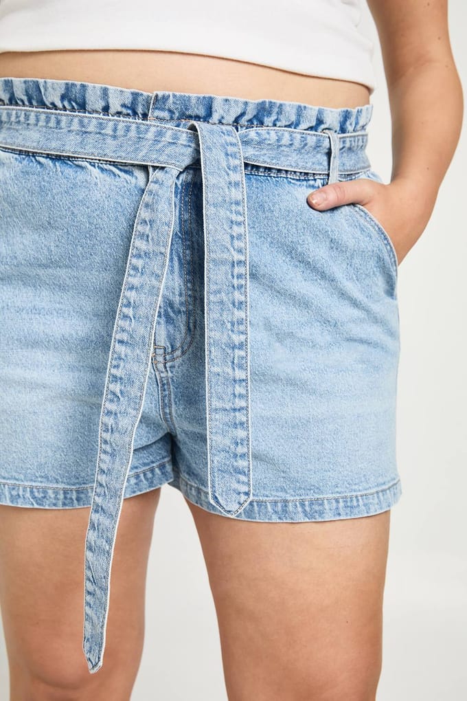 boohoo Dames Plus denim short met paperbag taille | Light Wash | Maat: 28