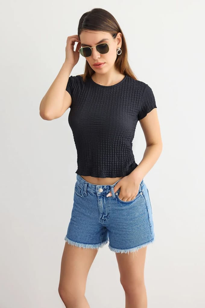 Korte Mouwen Ronde Hals Crop Top in Getextureerde Draaivaste Stof