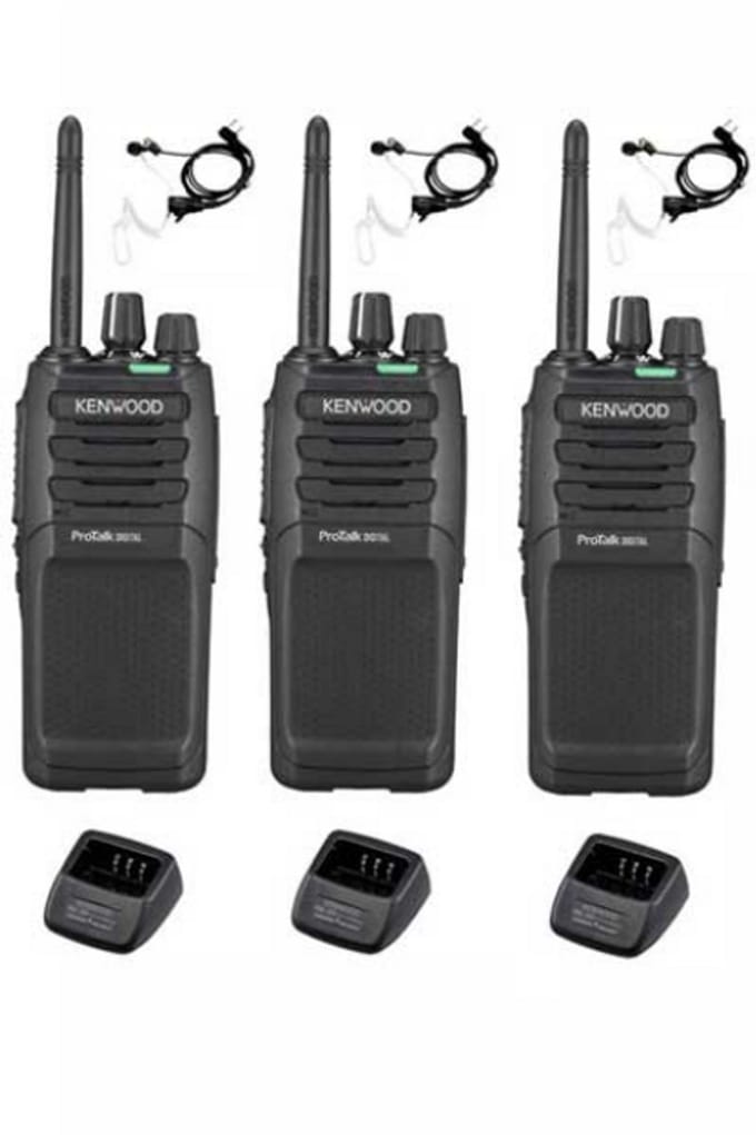 Set van 3 Kenwood TK-3701D met beveiliging oortje en tafellader