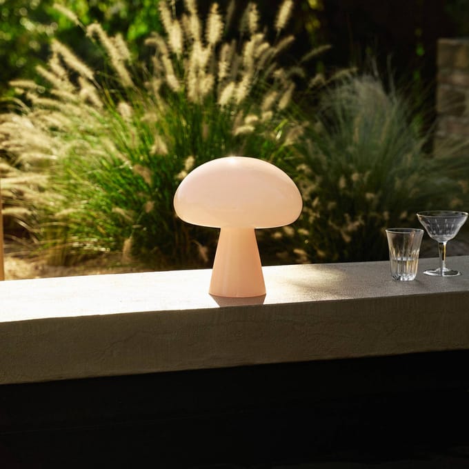 Gubi LED tafellamp Obello op batterijen, poederroze, IP44, glas