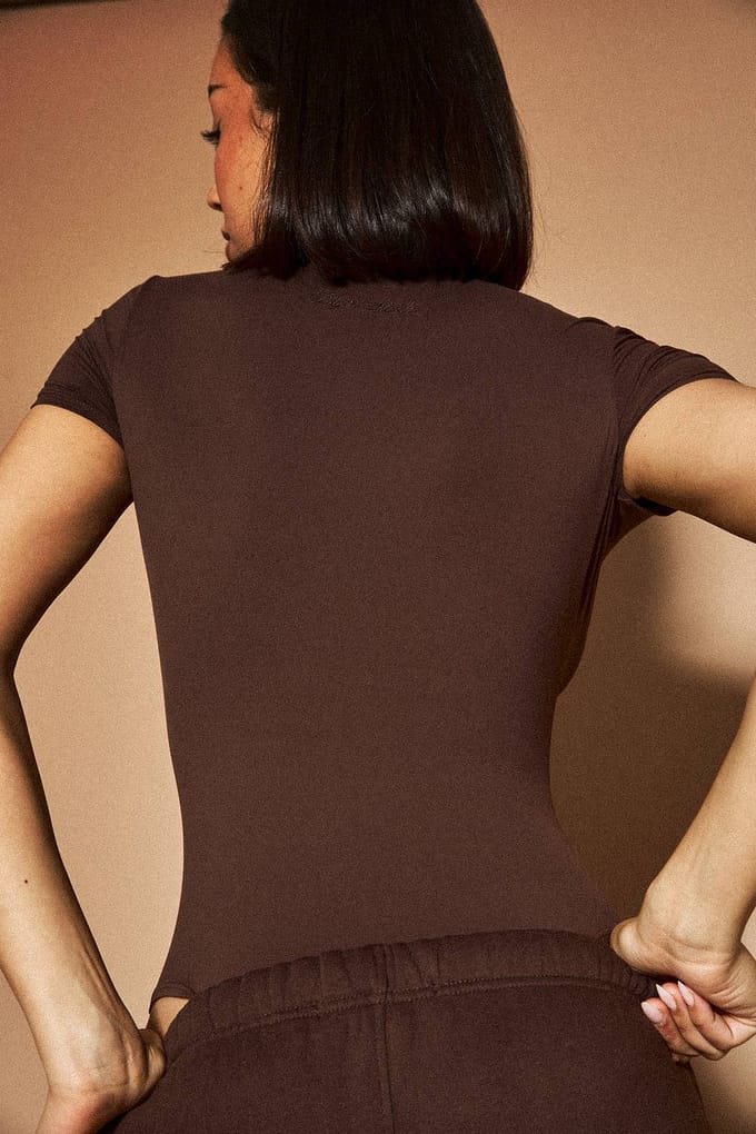 Dames Dsgn Studio Boterzachte Korte Mouw Ronde Hals Bodysuit | Dark Chocolate | Maat: 2XL