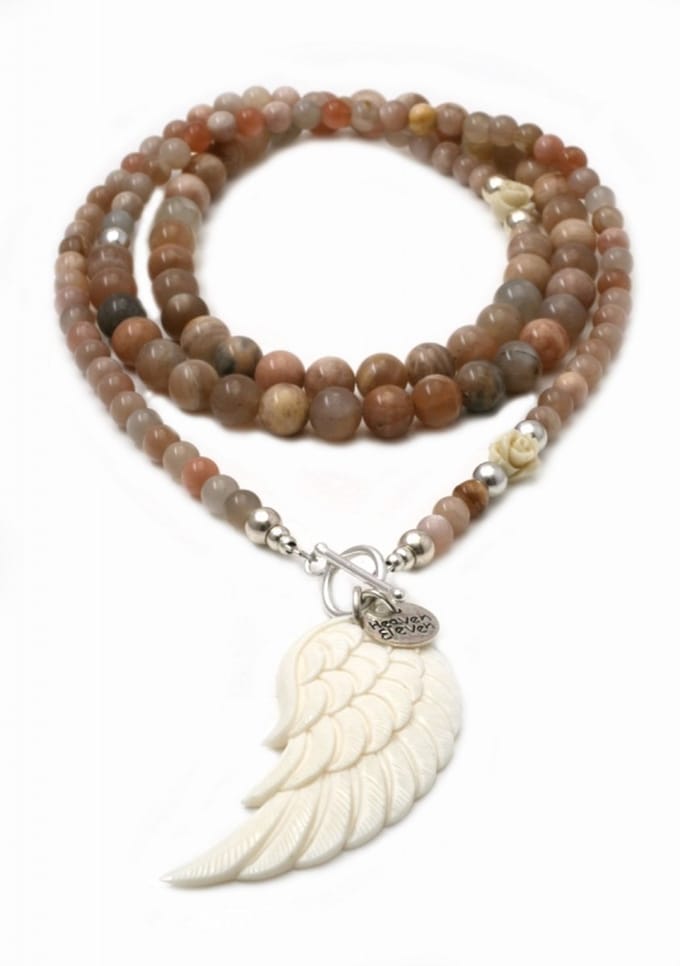 Heaven Eleven ketting natuursteen Sunstone met een vleugel hart van hertegewei