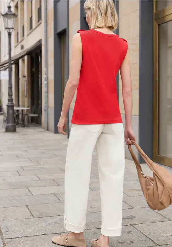 Top met ronde hals en knoopdetail