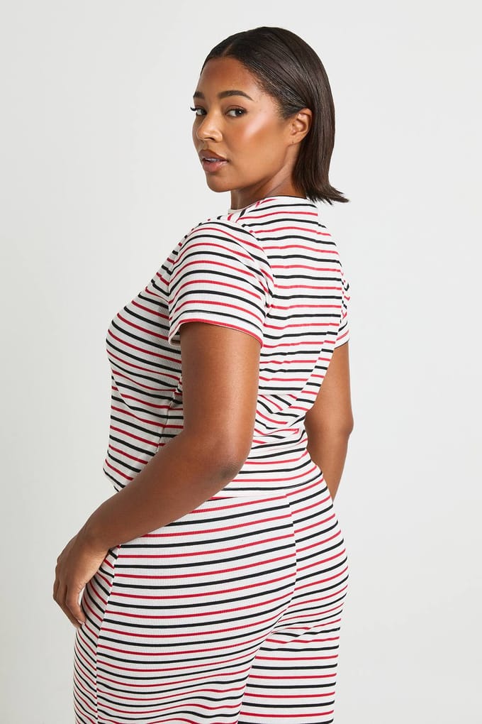 boohoo Dames Plus Stripe Top met ronde hals en korte mouwen | Rood | Maat: 46