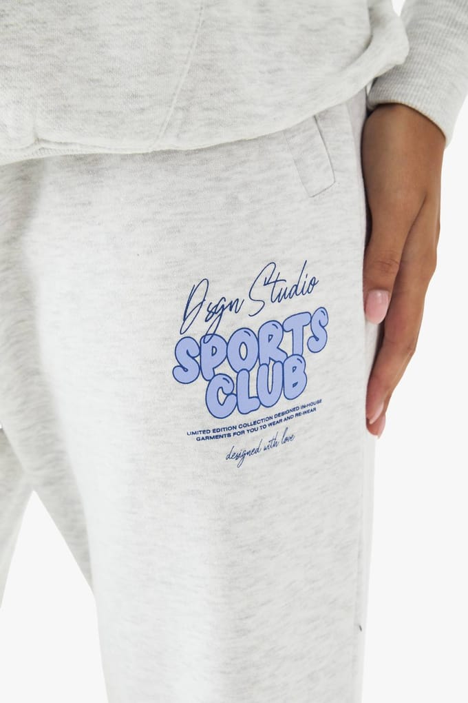 boohoo Dames DSGN Studio Sports Bubble Slogan Oversized Jogger | Ash Grey | Maat: Small