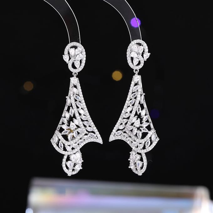 Dames Licht Luxe Design Elegante Ingezette Zirkoon Hanger Oorbellen Modieuze En Veelzijdige Niche Design Oorbellen white