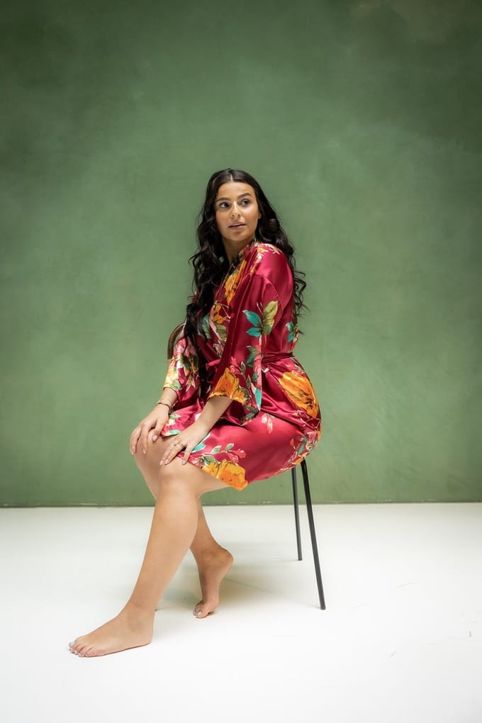 Kimono satijn dames - prachtig rood met bloemen - maat XS/S - kort model