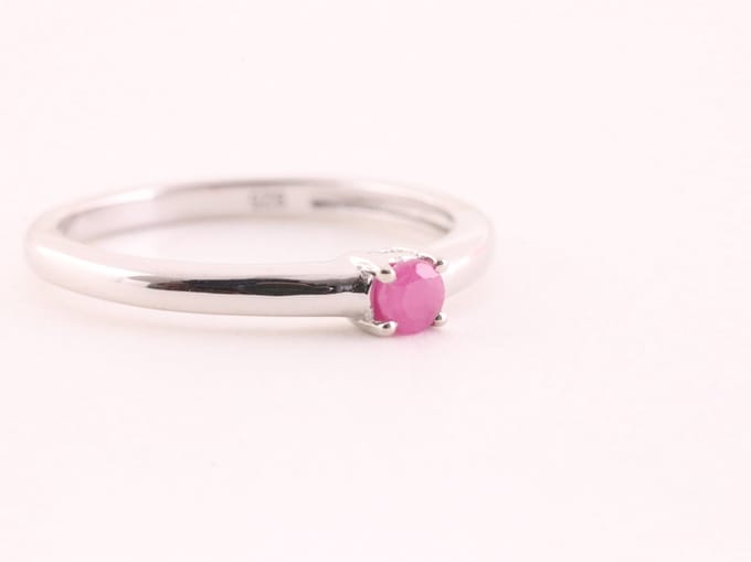 Fijne hoogglans zilveren ring met robijn - maat 15.5
