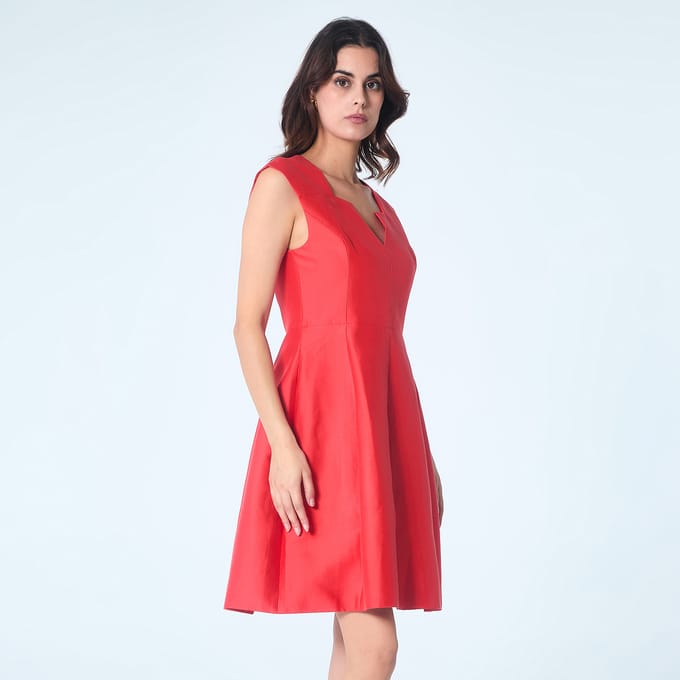 Fit-and-flare satijnen korte jurk met vierkante V-hals