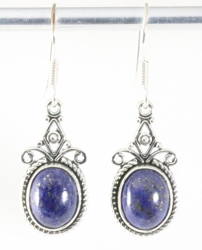 Bewerkte zilveren oorbellen met lapis lazuli