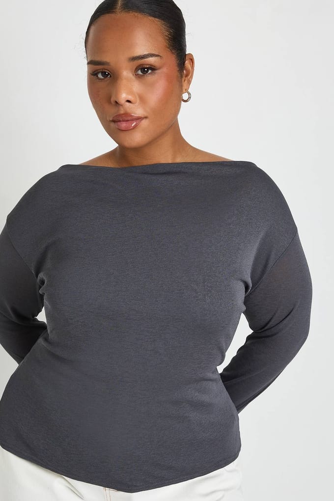boohoo Dames Plus top met drapeerkraag en uitlopende mouwen | Houtskool | Maat: 44