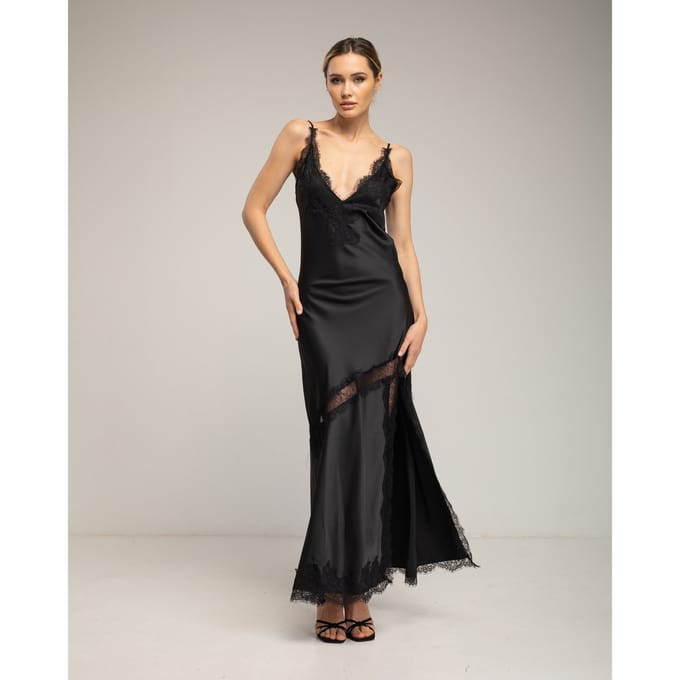 Midi slipdress van satijn met kantdetails en bandjes.