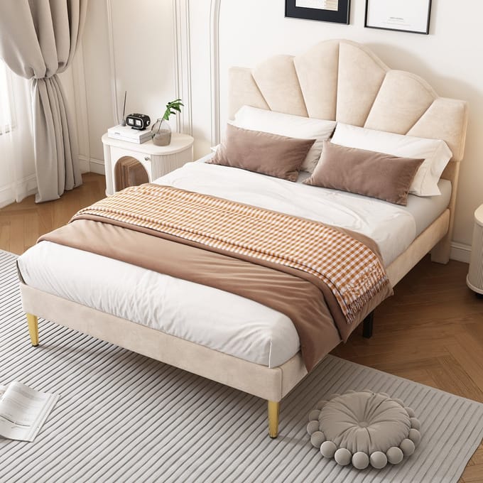 MODFU Bedframe 140x190 cm – Fluweel beige – Met verstelbaar schelpvormig hoofdbord – Gouden poten