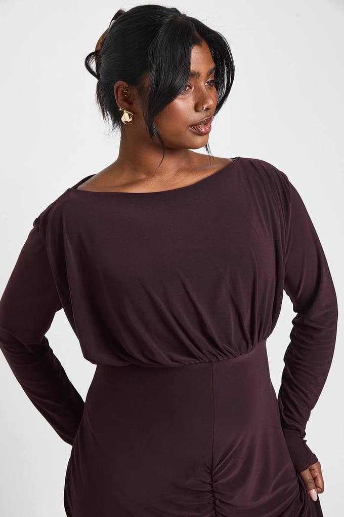 boohoo Dames Plus Slinky Gerimpelde Detail Maxi Jurk | Chocoladebruin | Maat: 44