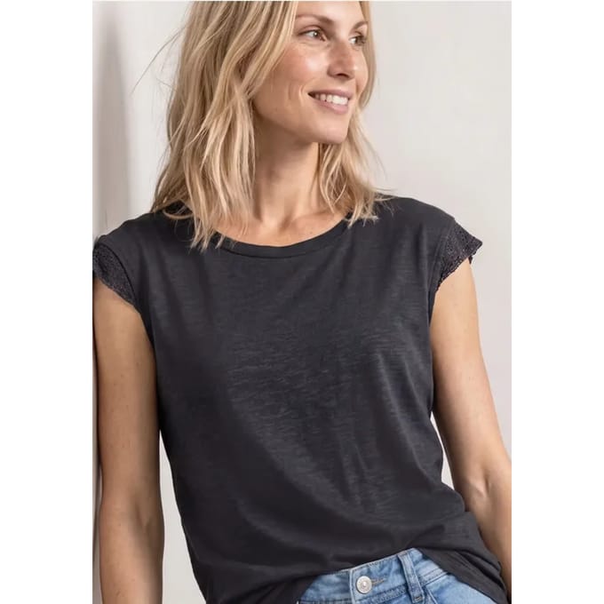Shirt met afhangende schouders en gehaakte details