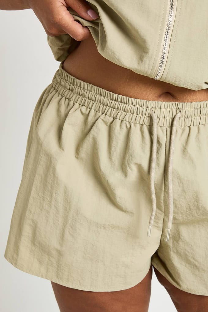 boohoo Dames Plus Nylon Hardloopshorts | Olijf | Maat: 48