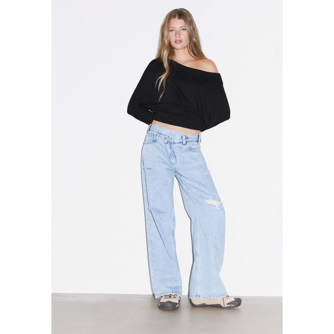 Stradivarius Wide-leg jeans met gekruiste taille  LICHTE MIDDENBLAUWE DENIM WASSING 32