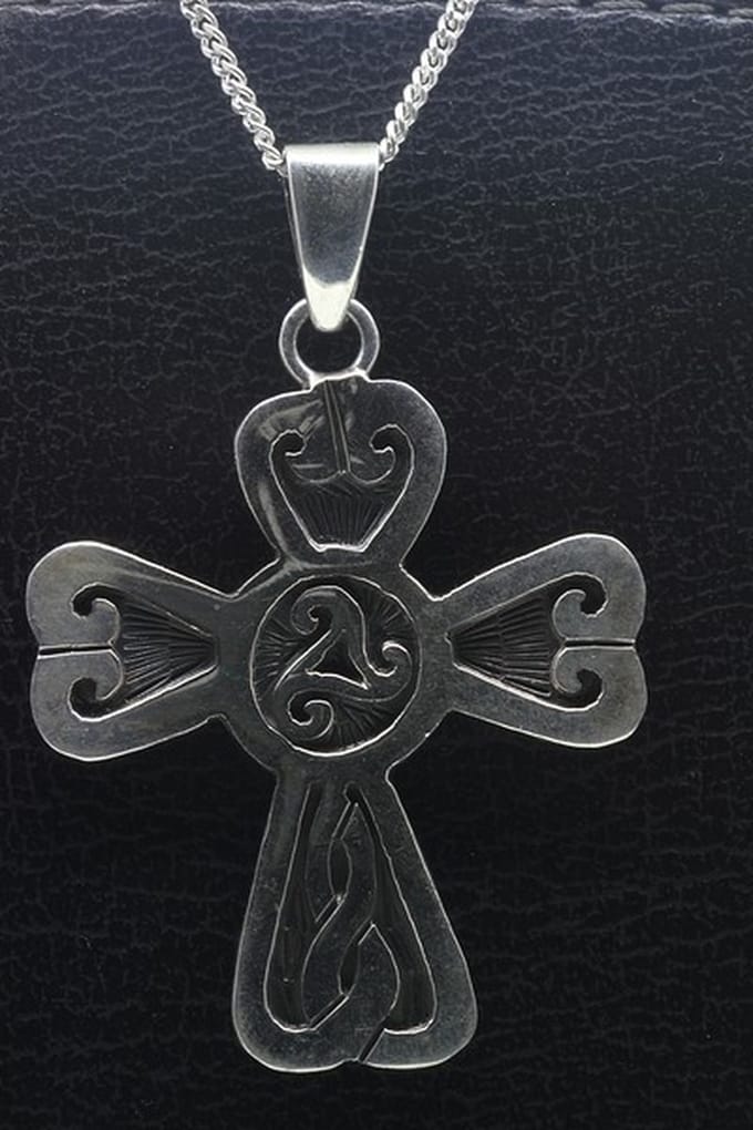 Zilveren Keltisch kruis met triskel ketting hanger