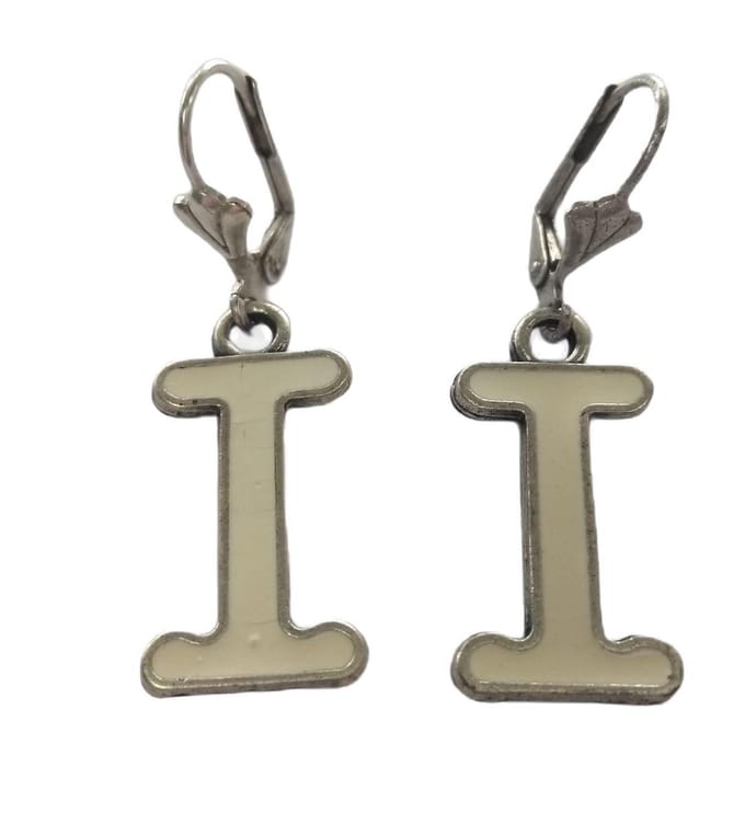 Oorhangers verzilverd letter I met witte emaille (voor Irene, Irma, Ikram, Inge, Isabel, Iris, Inez etc.)