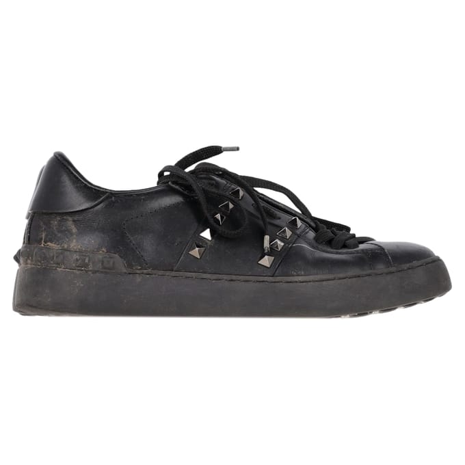 Valentino Garavani Rockstud Vetersneakers in Zwart Kalfsleer