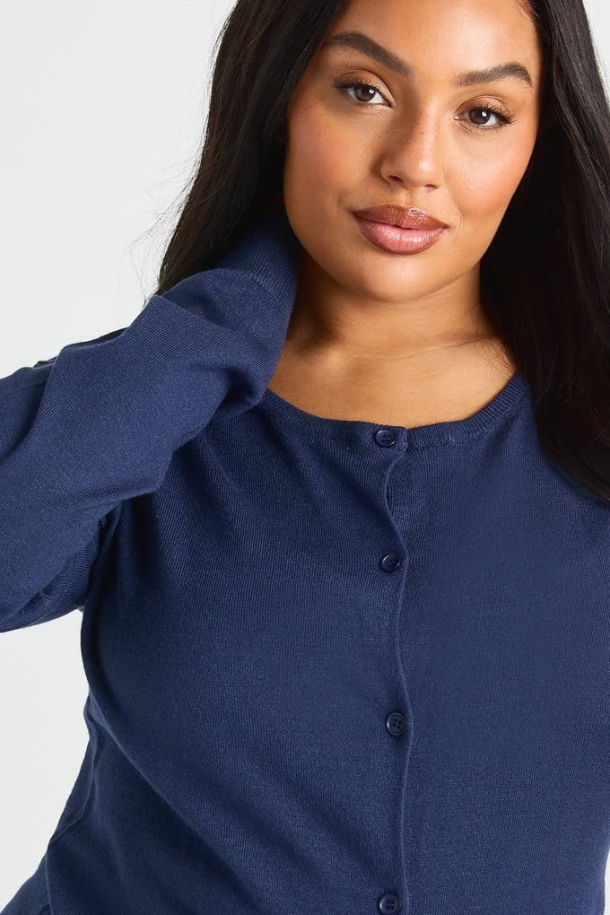 boohoo Dames PLUS RONDE HALS KNOOPDOORLOOP CARDIGAN | Navy | Maat: 22