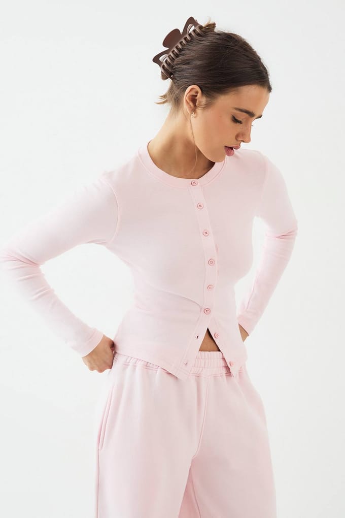 Dames DSGN Studio Ronde Hals Doorknoop Lange Mouw Top | Lichtroze | Maat: Small