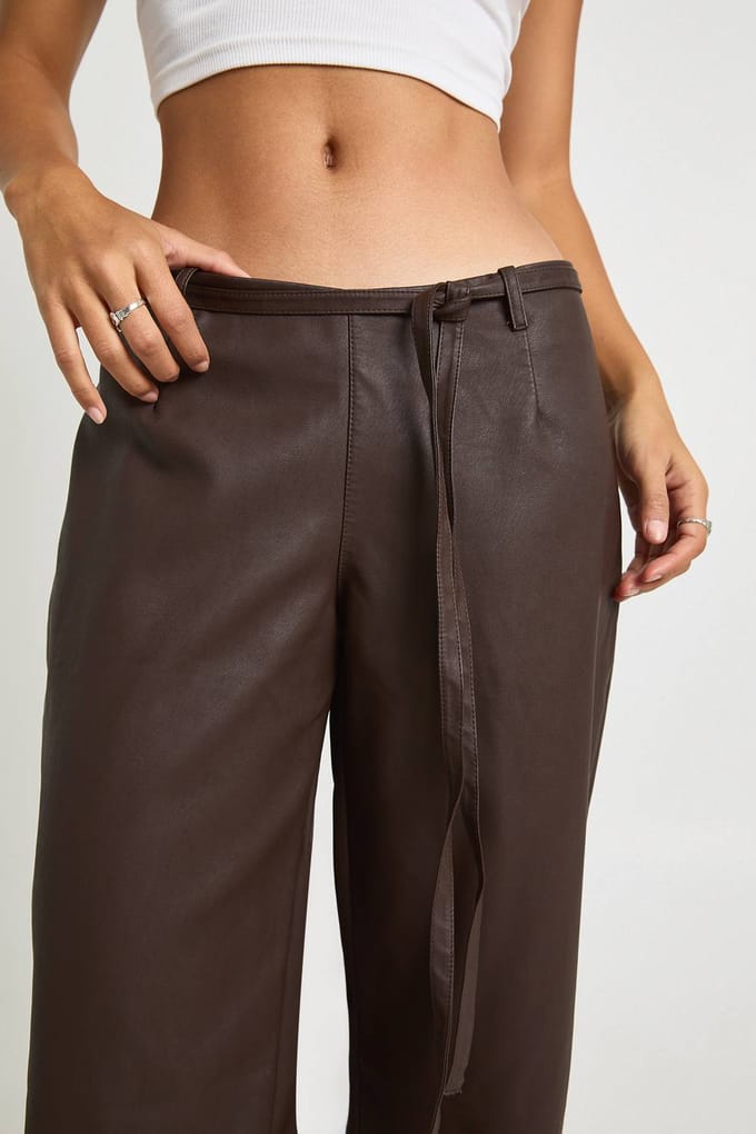 boohoo Dames Kunstleren Palazzo-broek met ceintuur | Chocoladebruin | Maat: 42