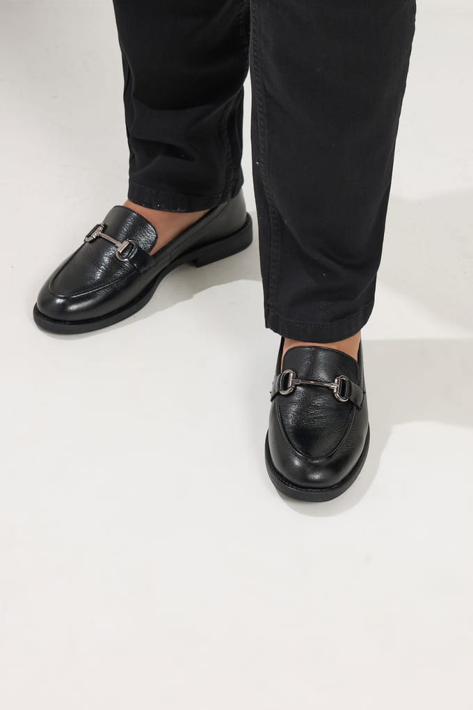 Yours Loafers Met Zwarte Metalen Afwerking In Een Model In Brede Epasvormsize 42E