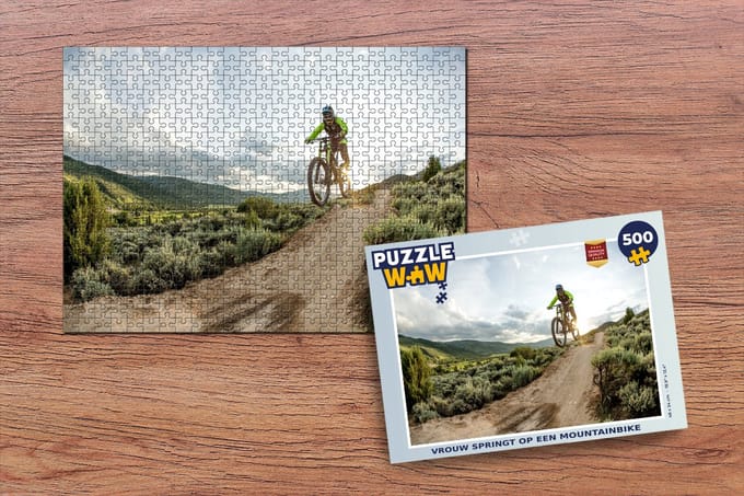 Puzzel Vrouw springt op een mountainbike - Legpuzzel - Puzzel 500 stukjes