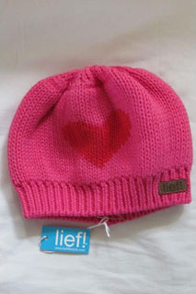 Lief! gebreide muts fuchsia roze met rood hart, maat M