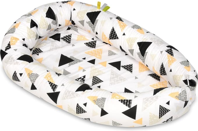 Baby nestje - geel wit zwart - driehoeken - met uitneembaar matras