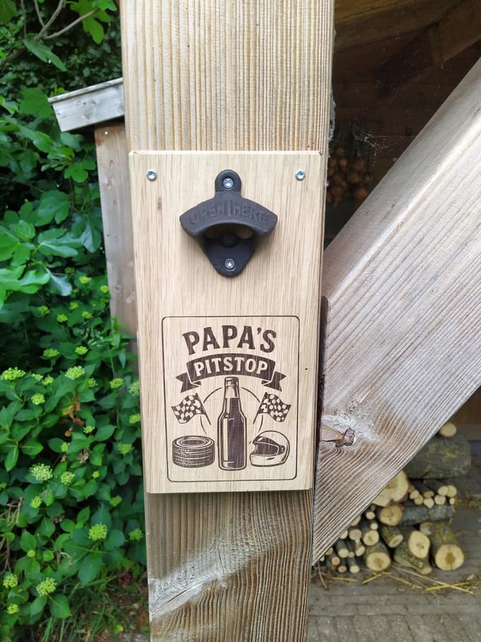 Magnetische Bieropener met tekst – Eikenhout – 25 x 13cm