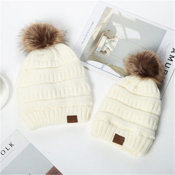 Matching Ouder & Baby Wintermuts met Pompom – Wit – Twinning Mutsen voor Moeder, Vader & Kind (18-36 mnd) - CC - Kerstmutsen