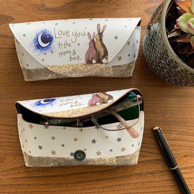 Alex Clark Spectacle case Moon and Back Rabbits ~ Brillenkoker Maan en Konijnen