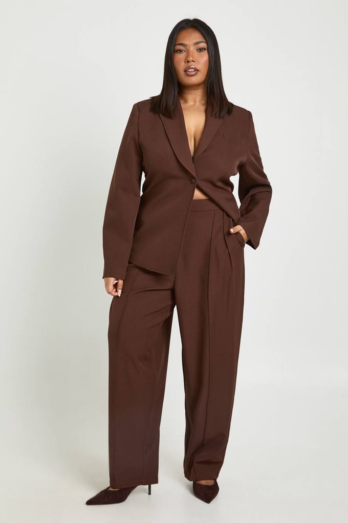 boohoo Dames Plus Barrel Pijp Gesneden Broek | Chocoladebruin | Maat: 44