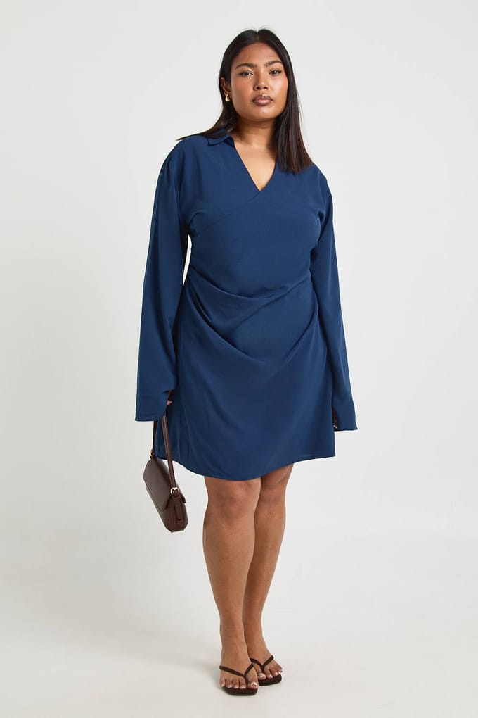 boohoo Dames Plus Geweven Wikkel Draperie Detail Mini Jurk | Marineblauw | Maat: 46