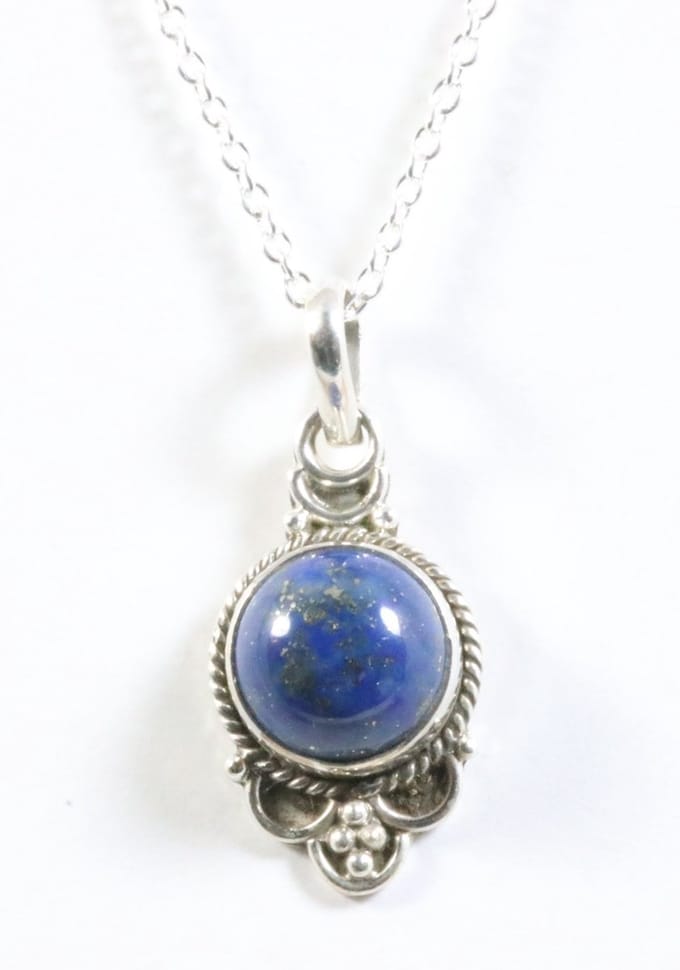 Fijne bewerkte zilveren hanger met lapis lazuli aan ketting