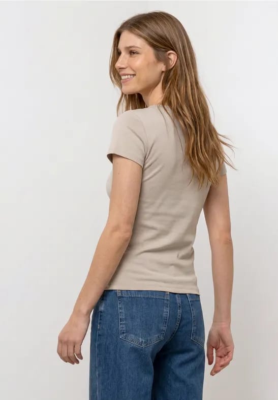 Shirt met gespleten hals en satijnen details