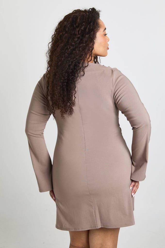 boohoo Dames Plus Gerimpelde Taille Uitlopende Mouw Mini Jurk | Mokka | Maat: 46